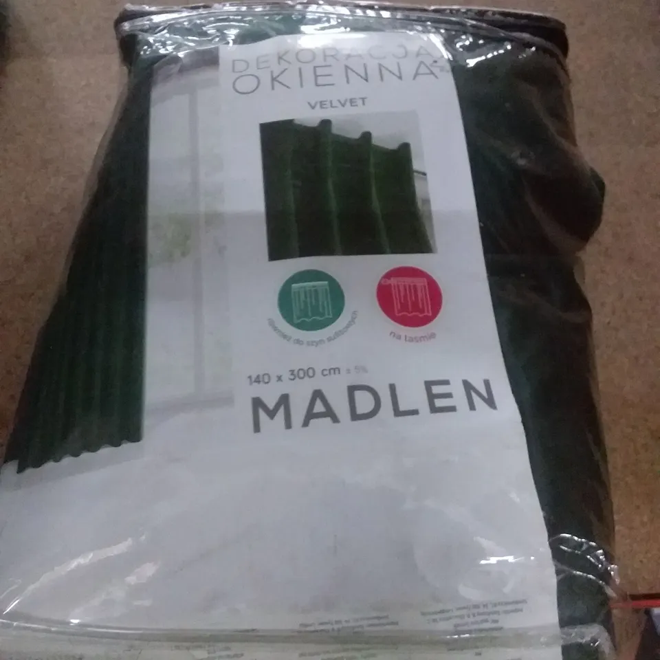 MADLEN VELVET CURTAIN COLOUR: GREEN