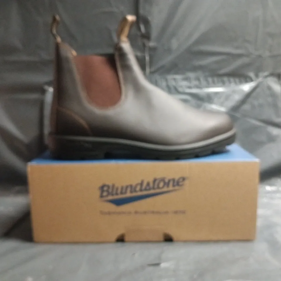 BOXED PAIR OF BLUNDSTONE ANKLE BOOTS IN BROWN SIZE 10