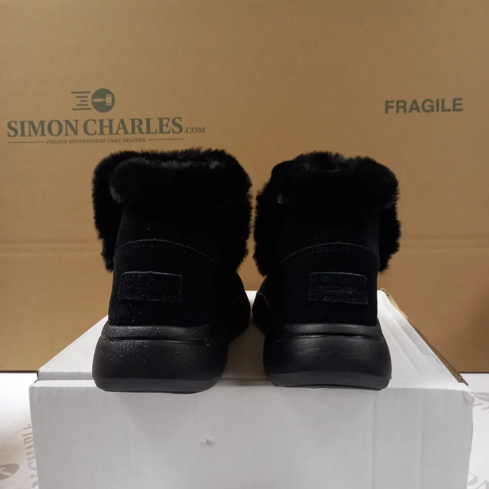 BOXED PAIR SKECHERS UK SIZE 5 GO WALK ARCH FIT SUEDE CHUGGA BOOT BLACK