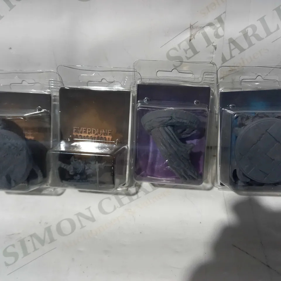 LOT OF APPROXIMATELY 15 ASSORTED TOYS AND GAMES MAINLY CONSISTING OF MAMMOTH FACTORY MINIATURES