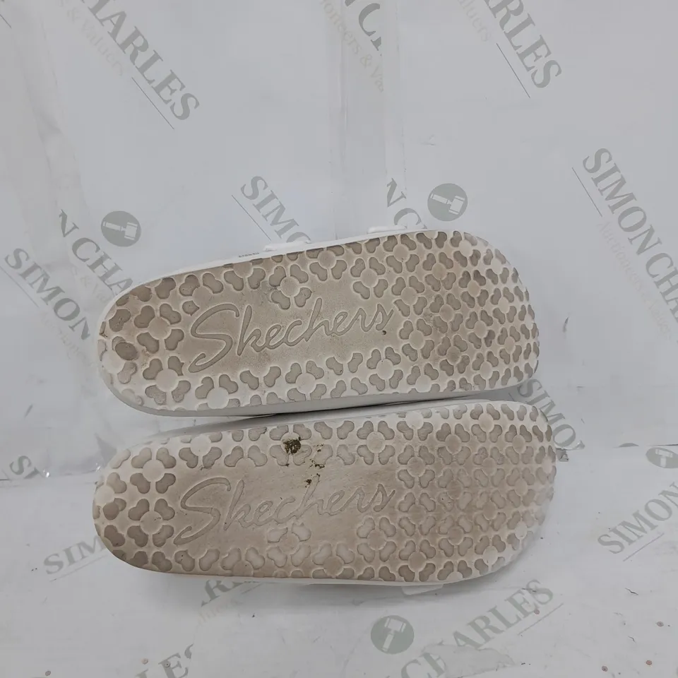 BOXED PAIR OF SKECHERS ARCH FIT FOAMIES SLIDE SANDALS IN WHITE SIZE 6
