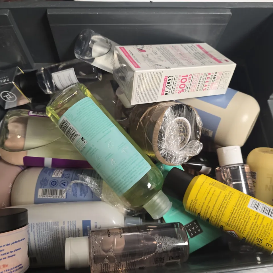 APPROXIMATELY 15 ASSORTED HEALTH & BEAUTY PRODUCTS TO INCLUDE SIRIRAJ MILD SHAMPOO, DR.LIPP BFF BALM, GOT2B GLUED, ETC - COLLECTION ONLY