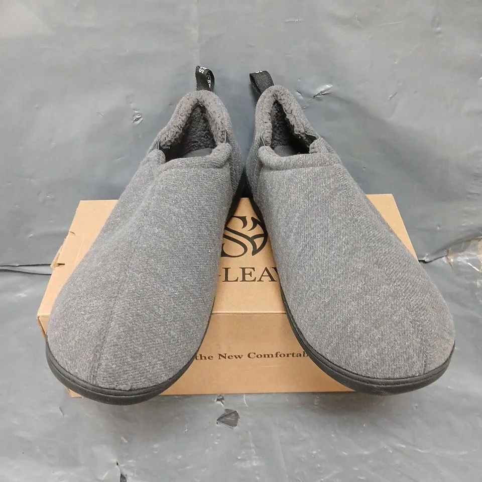 BOXED PAIR OF SNUGLEAVES MEMORY FOAM SLIPPERS - 10-11