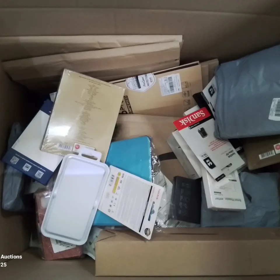 BOX CONTAINING LARGE AMOUNT OF BOXED ELECTRICAL ITEMS TO INCLUDE: FLASH DRIVES, WORK LIGHT, HEADPHONES, SCREEN PROTECTION COVERS, OUTDOOR LIGHTS ETC.