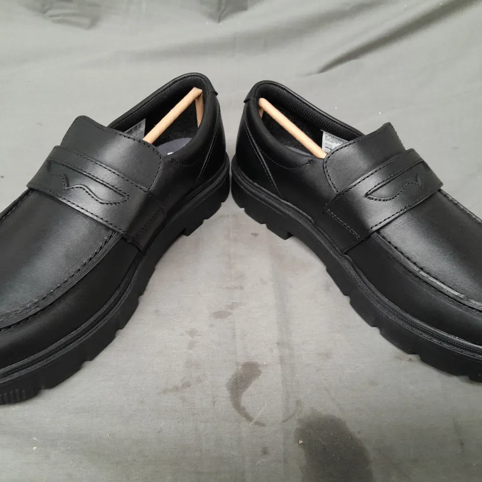 BOXED PAIR OF CLARKS SHOES IN BLACK UK SIZE 7