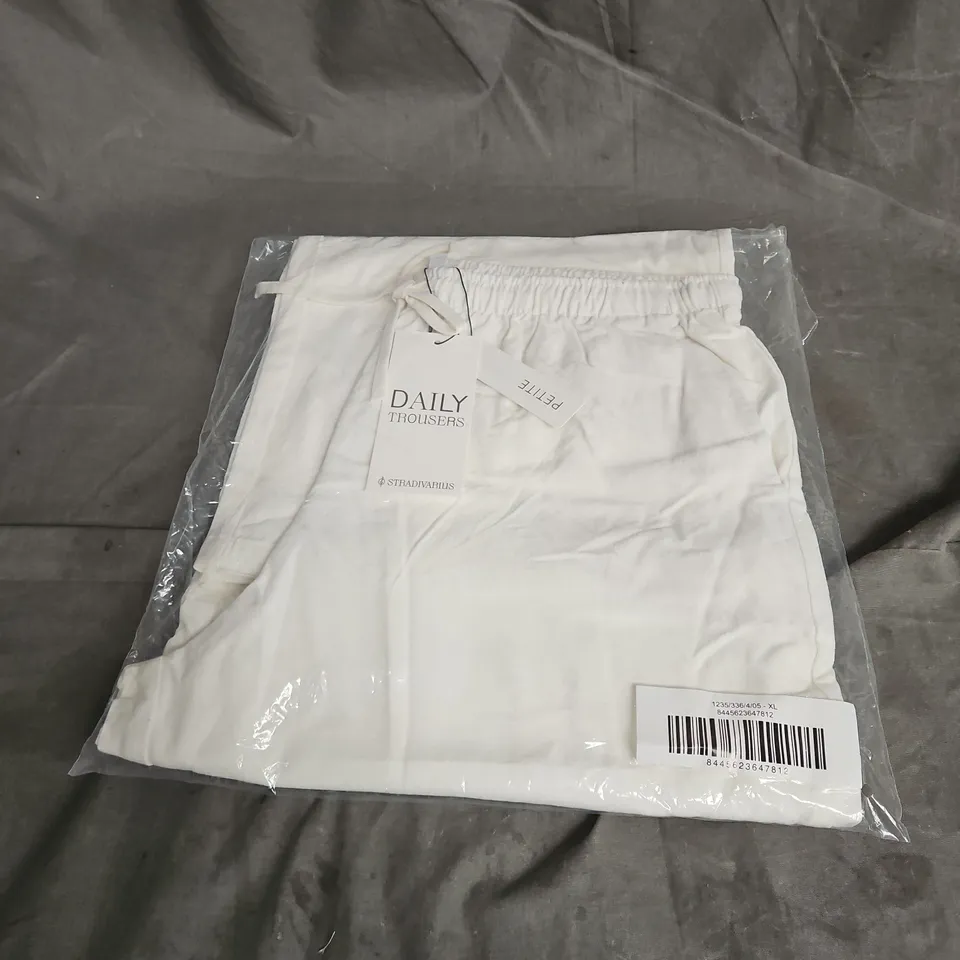 STRADIVARIUS DAILY TROUSERS IN OFF WHITE SIZE XL