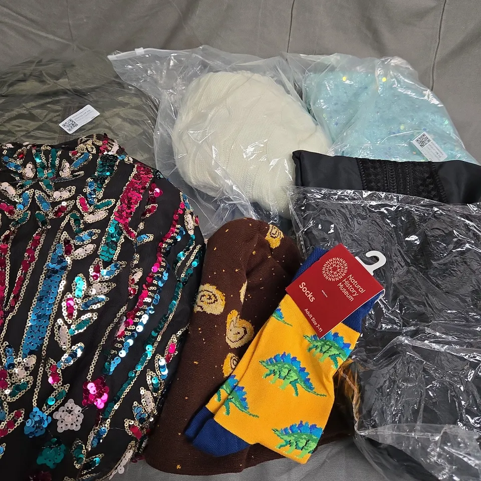 APPROXIMATELY 20 ASSORTED CLOTHING ITEMS IN VARIOUS SIZES TO INCLUDE - DRESSES, COATS, SOCKS, ETC