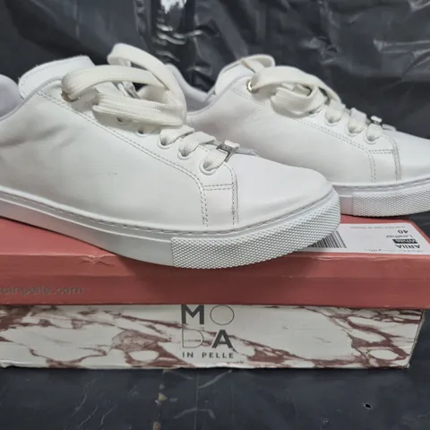 BOXED PAIR OF MODA IN PELLE ARIA TRAINERS IN WHITE SIZE 7