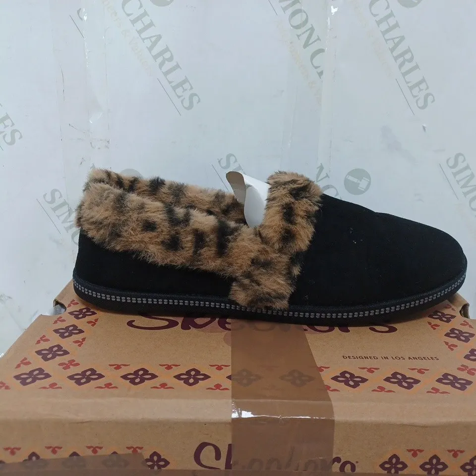 BOXED PAIR OF SKECHERS COZY CAMPFIRE FRISKY GAL LEOPARD FUR LINED SLIPPERS IN BLACK SIZE 8