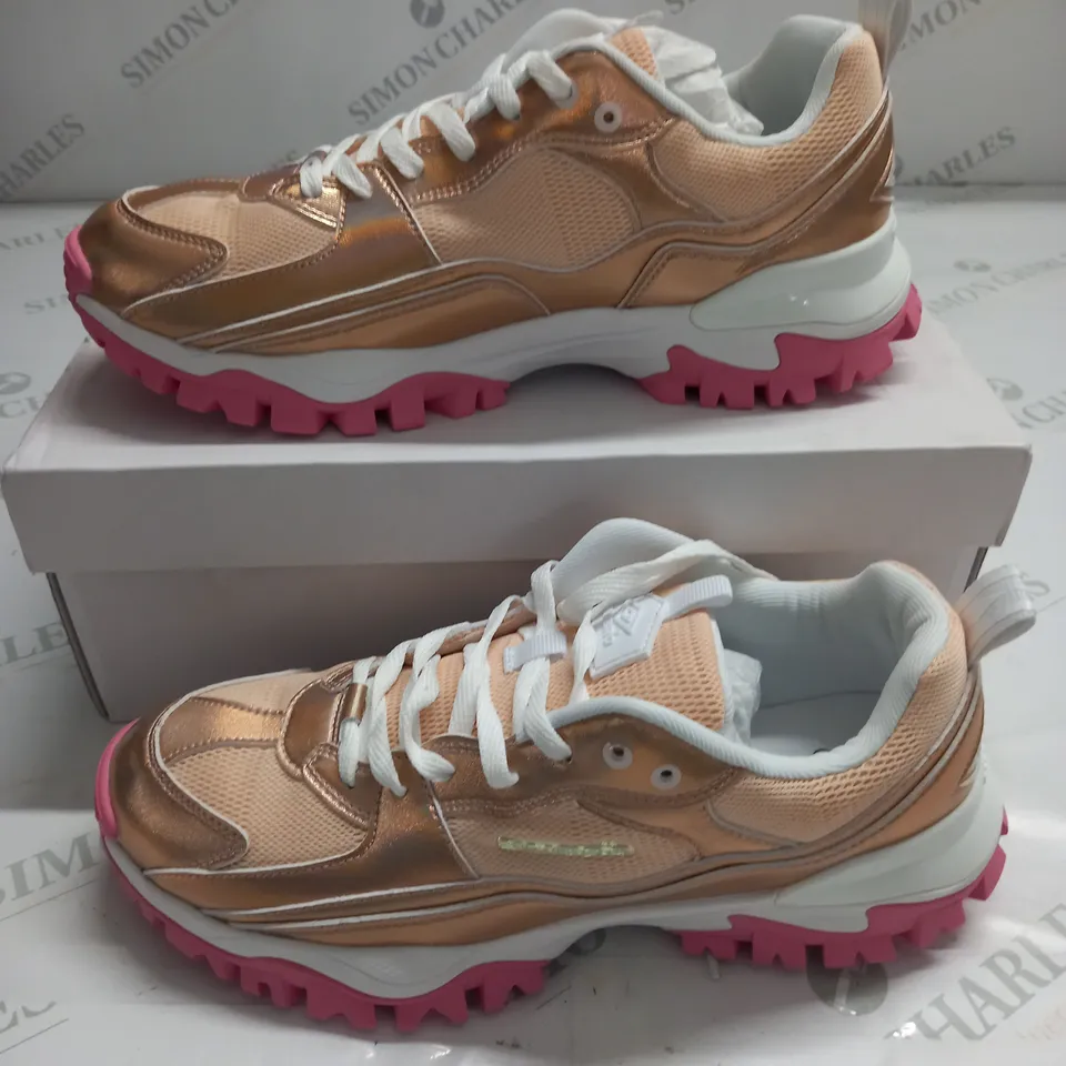 BOXED PAIR OF UMBRO BUMPY IRIDESCENT WOMENS TRAINERS - 8