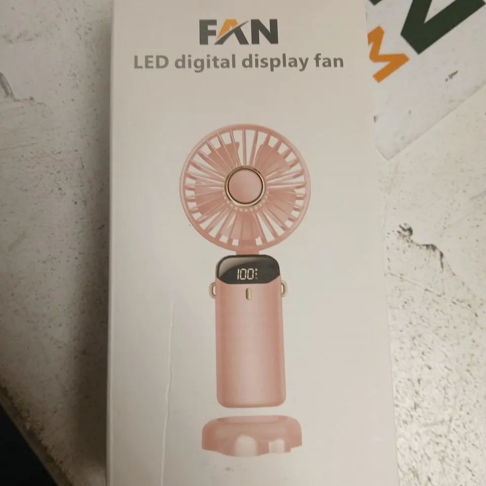 TOTE OF APPROXIMATELY 9 ASSORTED TECH ITEMS TO INCLUDE: PORTABLE FAN WITH LED DISPLAY 