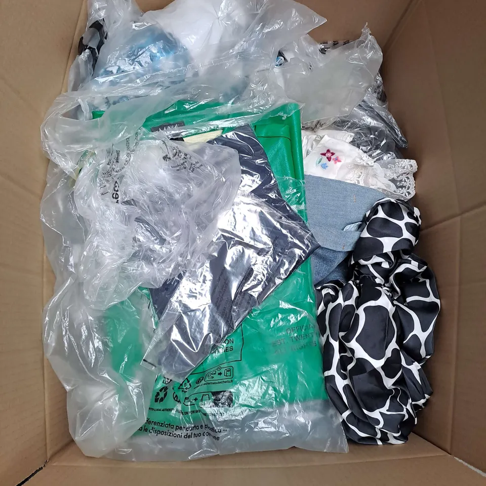 BOX OF APPROXIMATELY 25 ASSORTED CLOTHING ITEMS TO INCLUDE - TROUSERS , T-SHIRT , SHIRT ETC