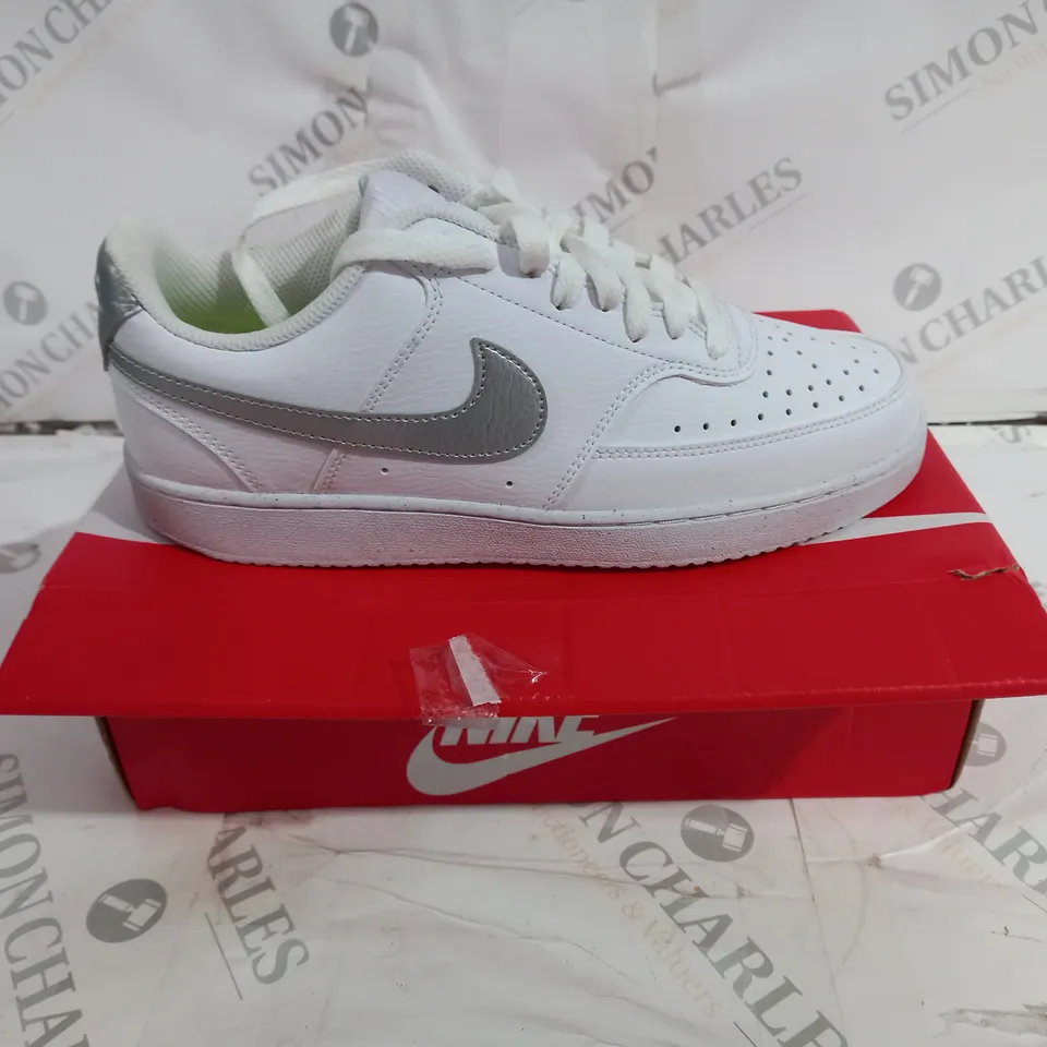 NIKE COURT VISION WHITE/SILVE SIZE 6