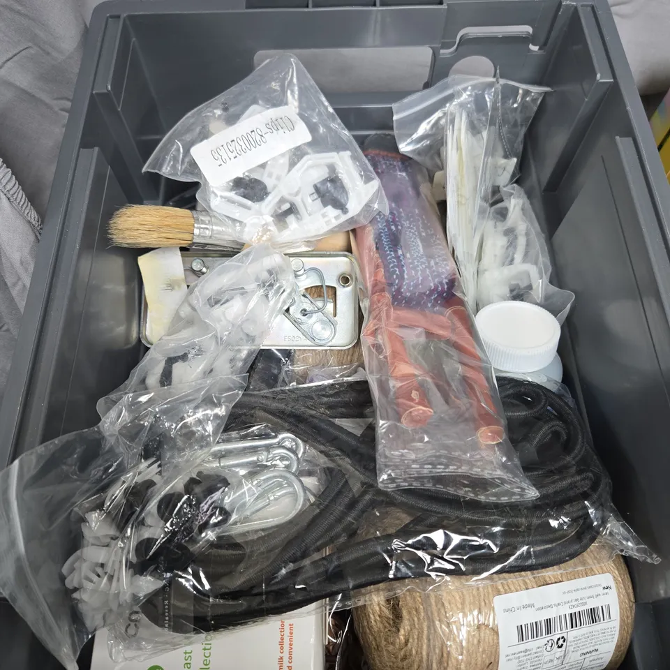 APPROXIMATELY 15 ASSORTED HOUSEHOLD ITEMS TO INCLUDE POST- IT COLOURFUL NOTES, HUNNYCOOK CUTLERY AND LIGHTING AMPHIBIOUS STERILIZATION LAMP