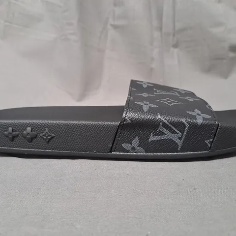 PAIR OF LOUIS VUITTON SLIDERS IN BLACK EU SIZE 45