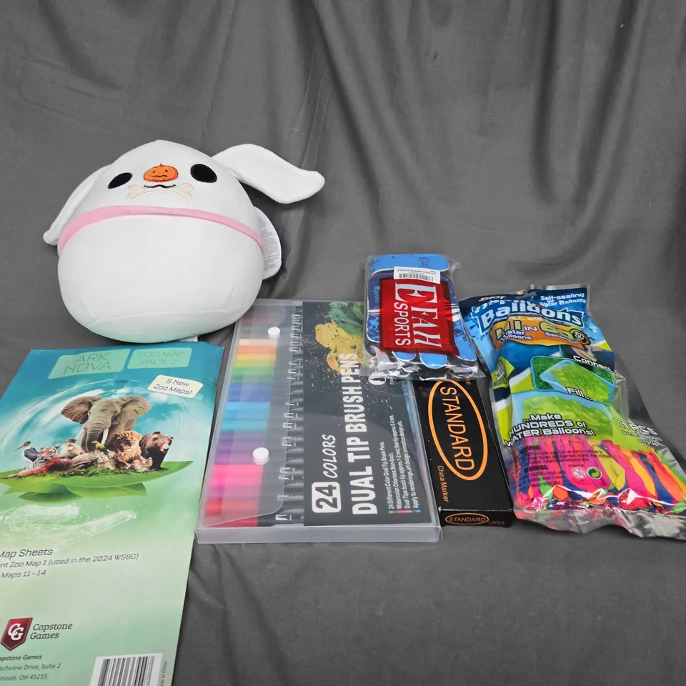 MEDIUM BOX OF ASSORTED TOYS AND GAMES TO INCLUDE WATER BALLOONS, TEDDIES AND PENS 