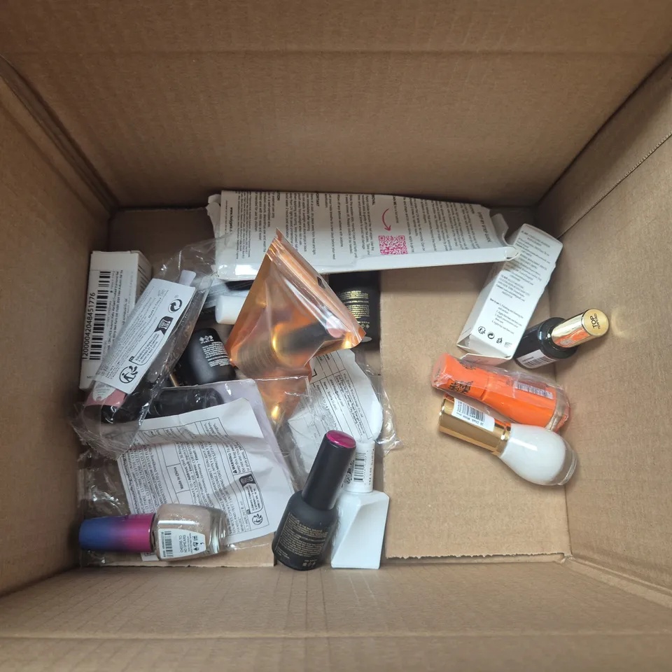 APPROXIMATELY 20 BOTTLES OF NAIL VARNISH - ASSORTED COLOURS, BRANDS AND SIZES