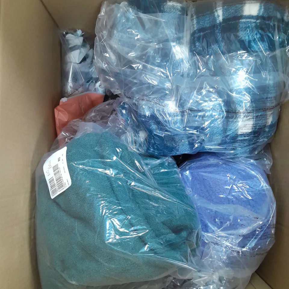BOX OF APPROXIMATELY 15 ASSORTED CLOTHING ITEMS IN VARIUS STYLES, COLOURS AND SIZES TO INCLUDE BELTS , TOPS , JUMPERS ETC