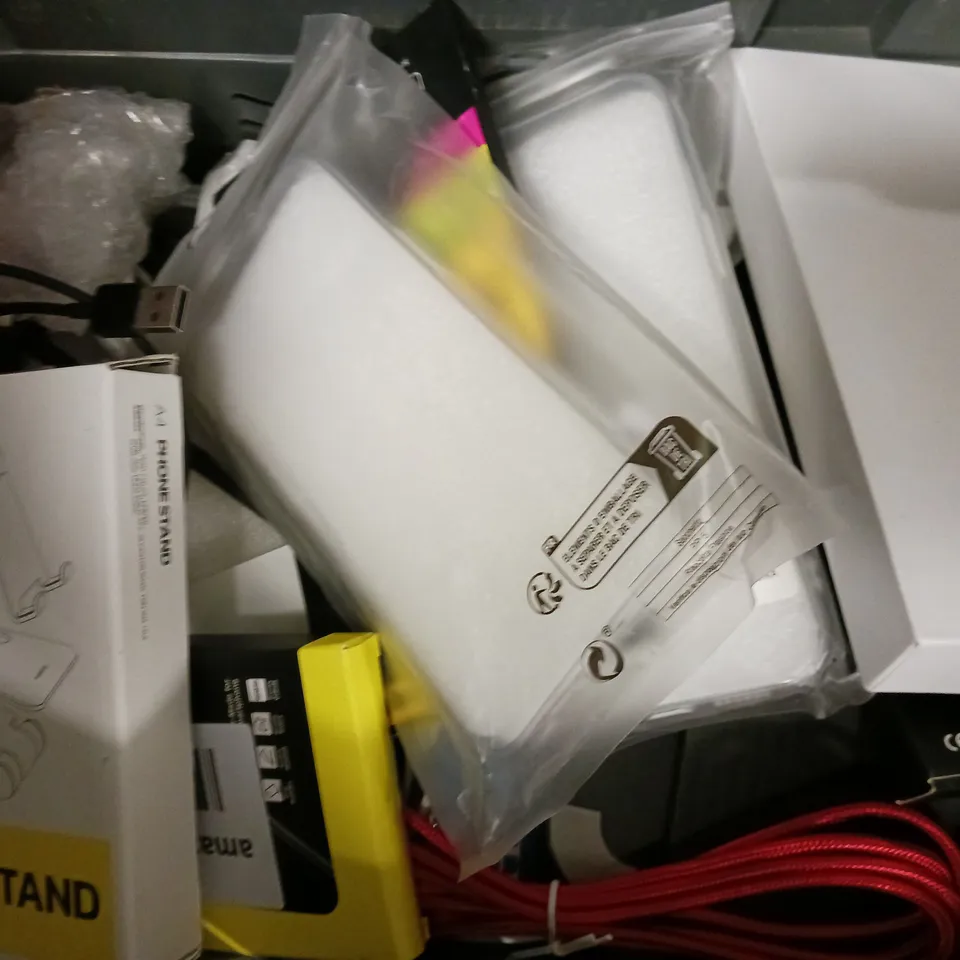 BOX OF APPROXIMATELY 12 ASSORTED ITEMS TO INCLUDE - TOY STORY PHONE CASE , LIGHTNING CABLE , DISPLAY PORT CABLE ETC