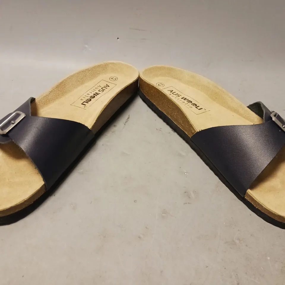 BOXED PAIR OF AUS WOOLI OPEN TOE FOOTBED SANDALS IN NAVY EU SIZE 43