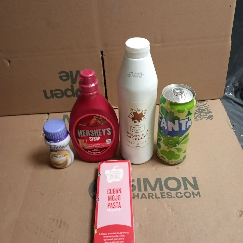 APPROXIMATELY 15 ASSORTED FOOD AND DRINK ITEMS TO INCLUDE - SIMPLY COOK CUBAN MOJO PASTA, FANTA CAN AND HERSHEY'S STRAWBERRY FLAVOUR SYRUP