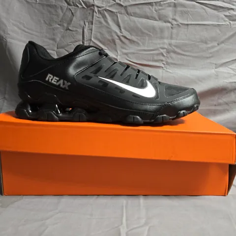 BOXED PAIR OF NIKE REAX TRAINERS IN BLACK/WHITE SIZE UK 8.5