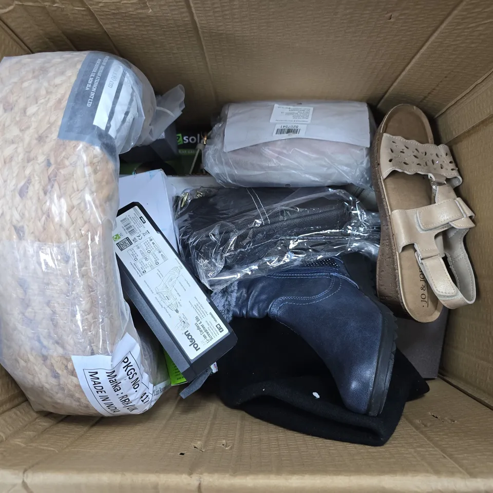 APPROXIMATELY 15 ASSORTED ITEMS TO INCLUDE INFUSED SPORTS TAPE, JUTE PLAIN ROUND, HANDBAG, ETC - COLLECTION ONLY