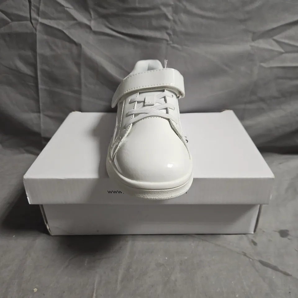 BOXED PAIR OF DREAM PAIRS SHOES IN WHITE/PRISMATIC PINK W. STARS SIZE UK 3 (US 4)