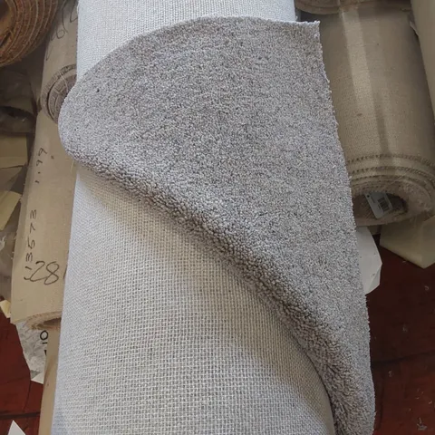 ROLL OF QUALITY DIM HEATHERS CARPET - APPROXIMATELY 5 x 5.05m