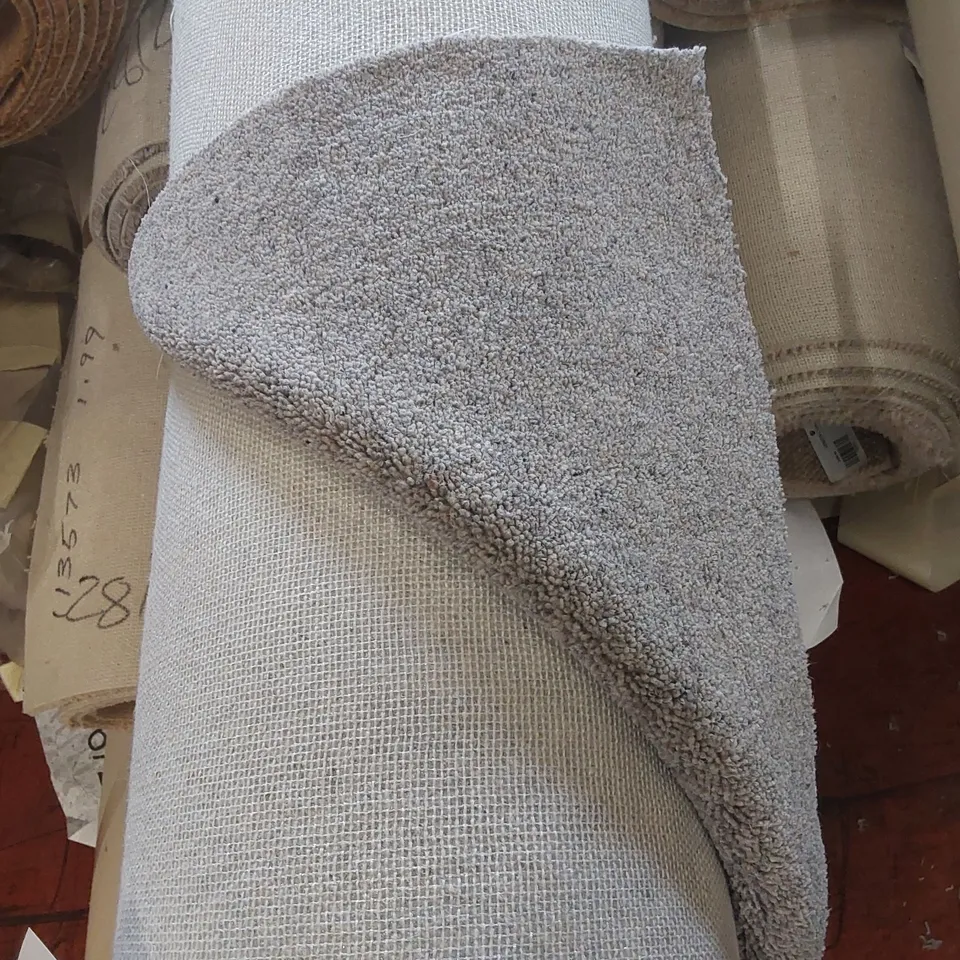 ROLL OF QUALITY DIM HEATHERS CARPET - APPROXIMATELY 5 x 5.05m