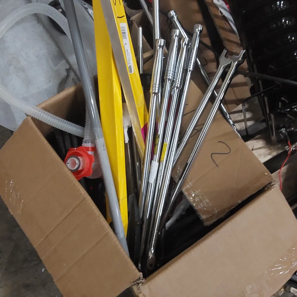 PALLET CONTAINING A LARGE ASSORTMENT OF TOOLS/EQUIPMENT PARTS INCLUDING: HOSES, CAR COVER, RADIATOR, VICES ECT