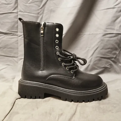 BOXED PAIR OF UNBRANDED ANKLE BOOTS IN BLACK SIZE EU 42