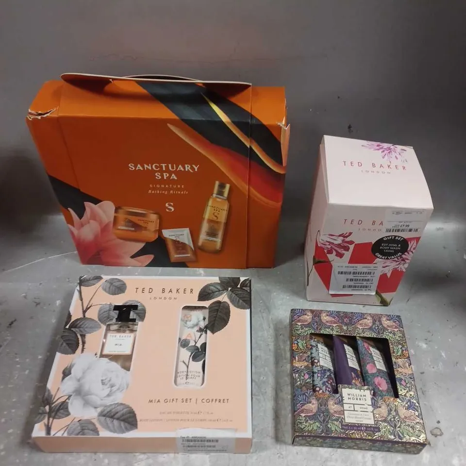 LOT OF 4 ASSORTED COSMETIC BOXSETS TO INCLUDE - SANCTUARY SPA SIGNATURE BATHING RITUALS - TED BAKER MIA GIFT SET - WILLIAM MORRIS HAND CREAM TRIO - ETC