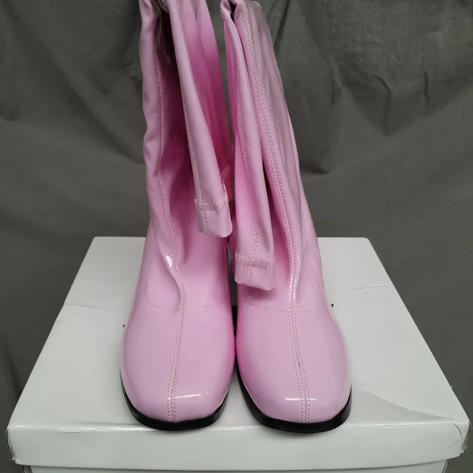 BOXED PAIR OF WOMENS PINK KNEE HIGH SHOES - SIZE 4 