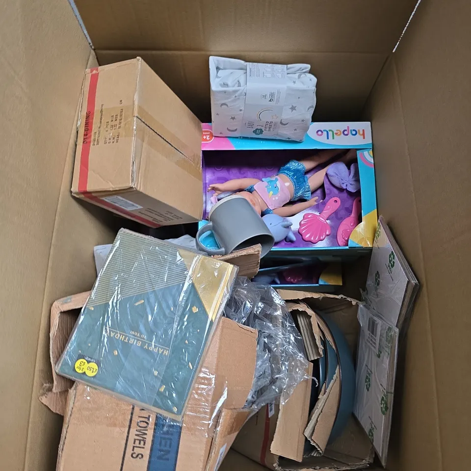 LARGE BOX OF APPROXIMATELY 15 ASSORTED HOMEWARE ITEMS TO INCLUDE TOYS, BABY FITTED SHEETS AND TEA TOWELS - COLLECTION ONLY