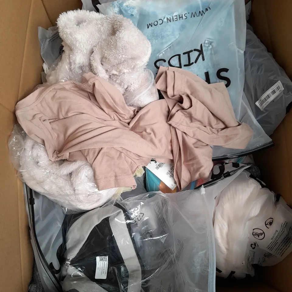 BOX OF APPROXIMATELY 25 ASSORTED CLOTHING ITEMS TO INCLUDE - T-SHIRT , DRESSES , JEANS , ETC 