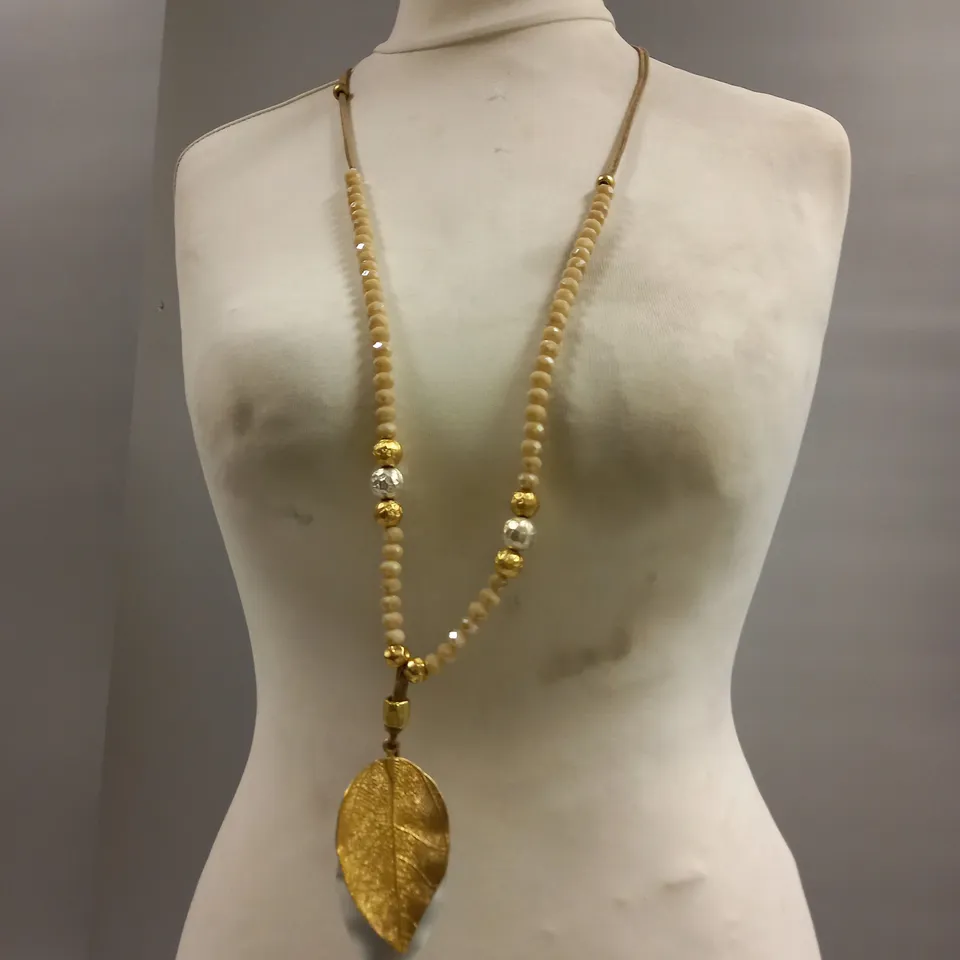 BRAND NEW BROWN PEPPER HANDBAGS PEARLED ROPE LEAF PENDANT NECKLACE 