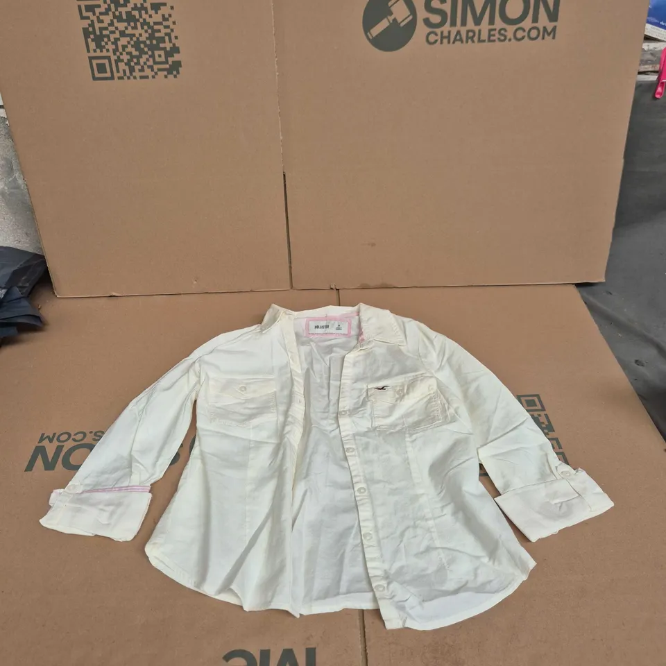 HOLLISTER WHITE SHIRT – SIZE M, WOMEN'S BUTTON-FRONT WITH CHEST POCKETS