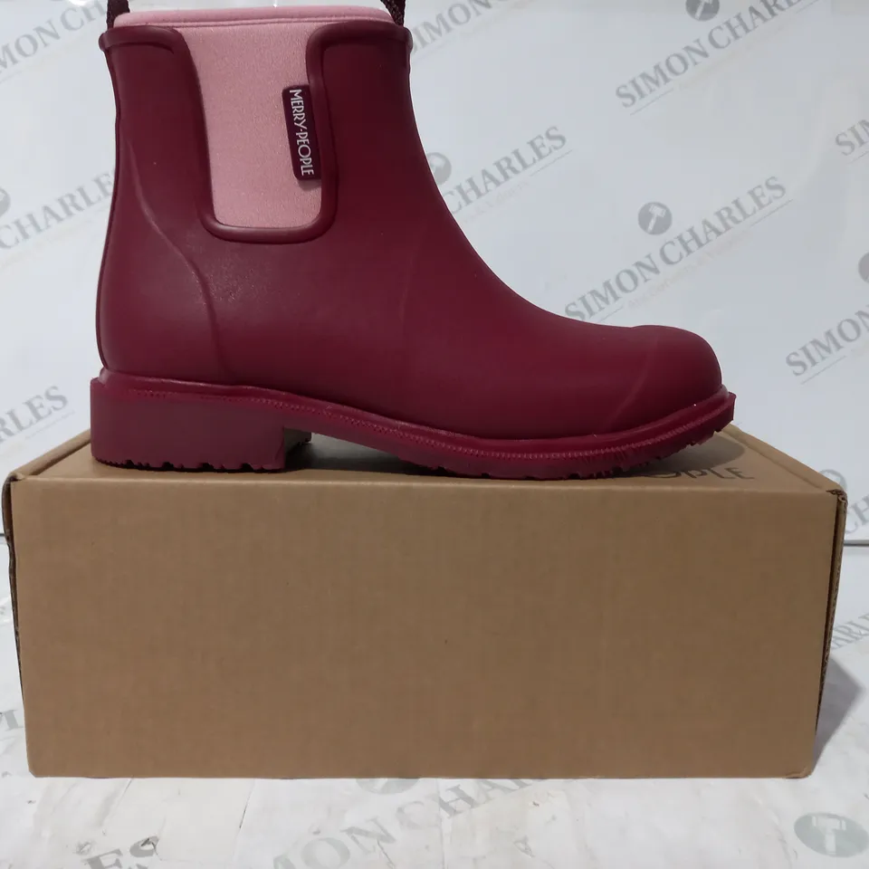 BOXED PAIR OF MERRY PEOPLE BOBBI WELLINGTON BOOTS IN BEETROOT COLOUR UK SIZE 6