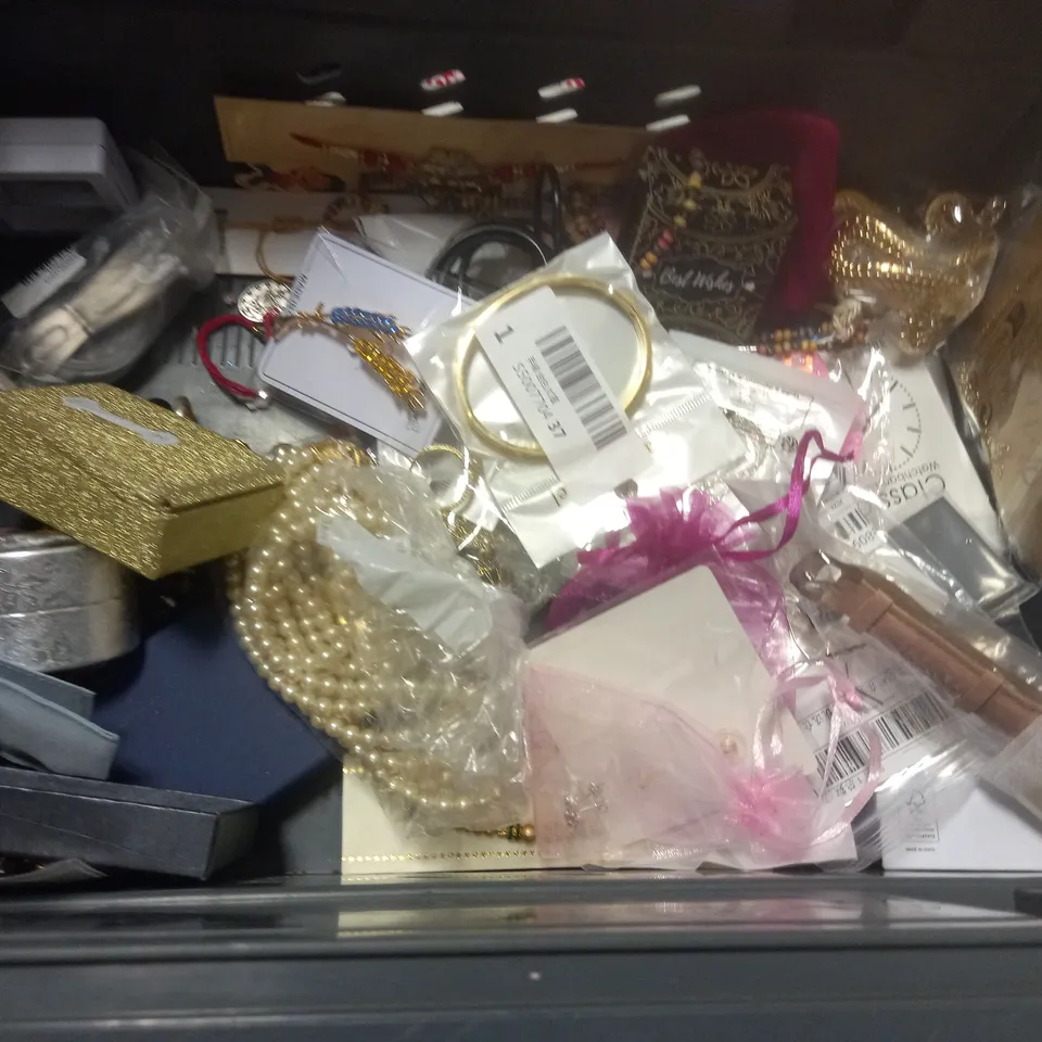 LOT OF ASSORTED JEWELLERY AND WATCH ITEMS TO INCLUDE CASIO WATCH, NECKLACES AND RINGS