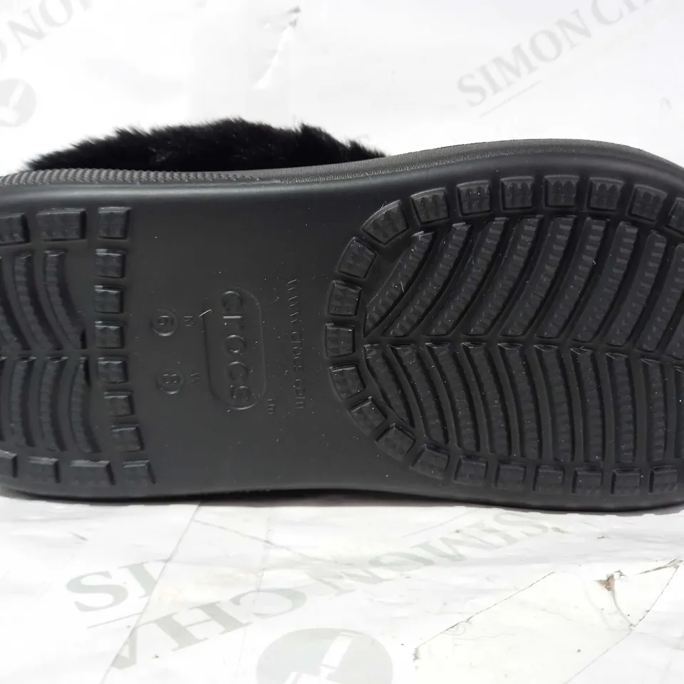 BOXED PAIR OF CROCS CLASSC FUREVER CRUSH FAUX FUR LINED SHOES IN BLACK UK SIZE M5/W6