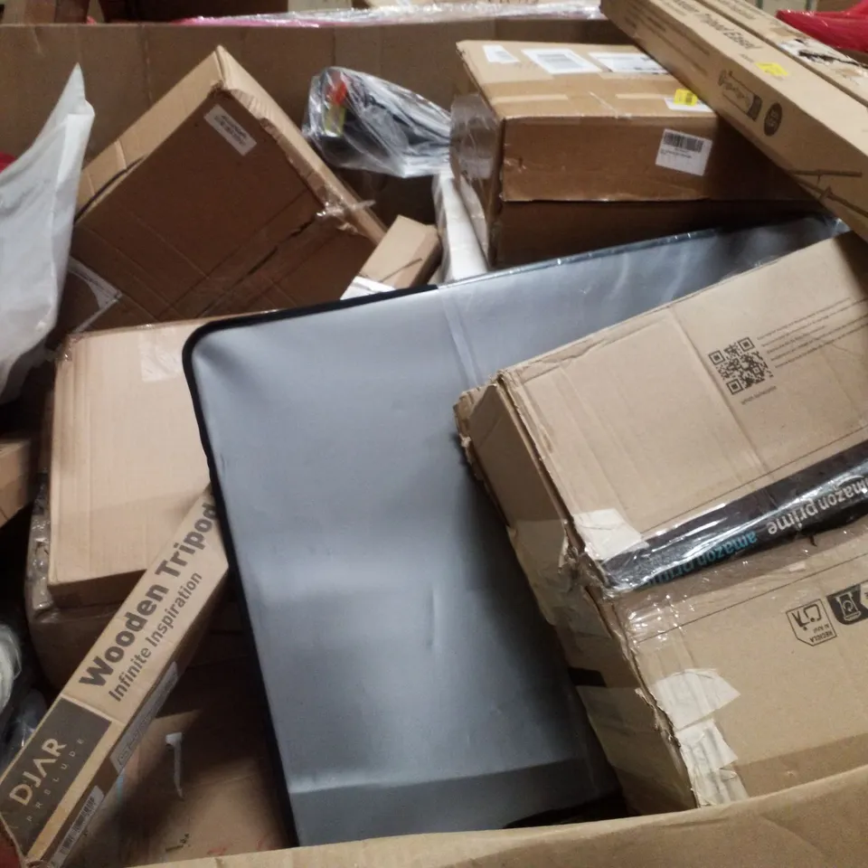 PALLET CONTAINING ASSORTED PRODUCTS INCLUDING FOLDING CHAIR, BEACH TOY TABLE, METAL CAT LITTERBOX, WOODEN TRIPOD EASEL, ROLLER BLIND & TENNIS RACKET 