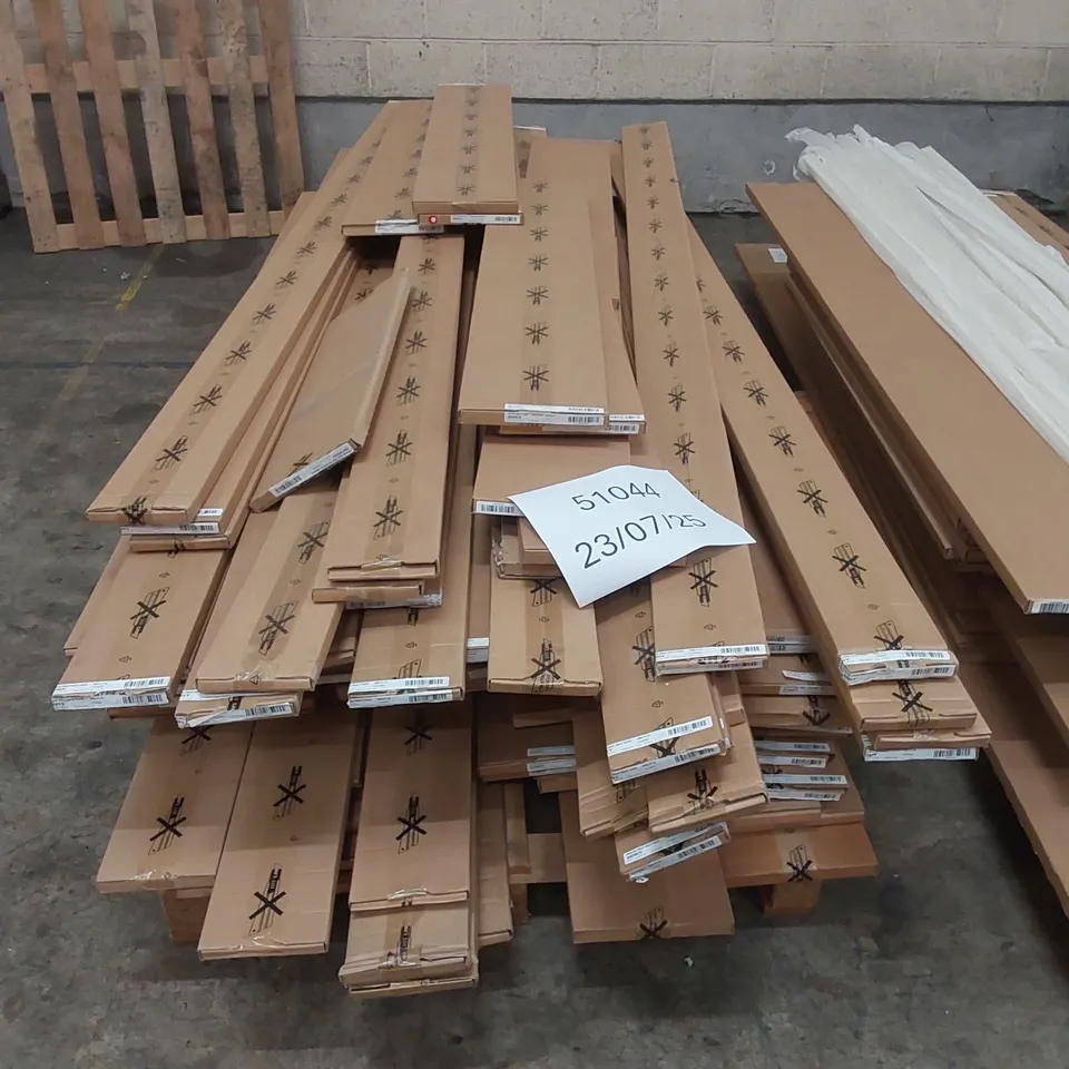 PALLET CONTAINING A LARGE QUANTITY OF BATHROOM PANELS INCLUDING: CREAM WEAVE PLINTHS ECT