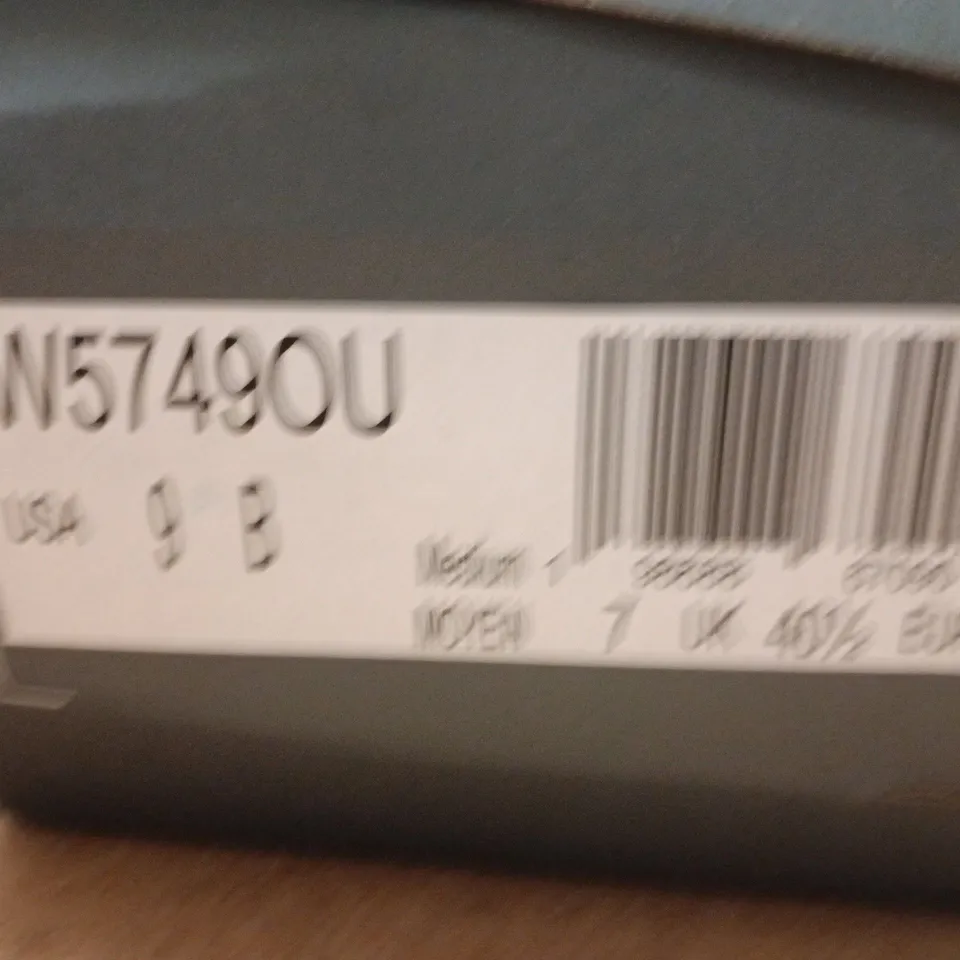 BOXED PAIR OF NEW BALANCE 574 GREY SUEDE TRAINERS – UK 8 (US 9)