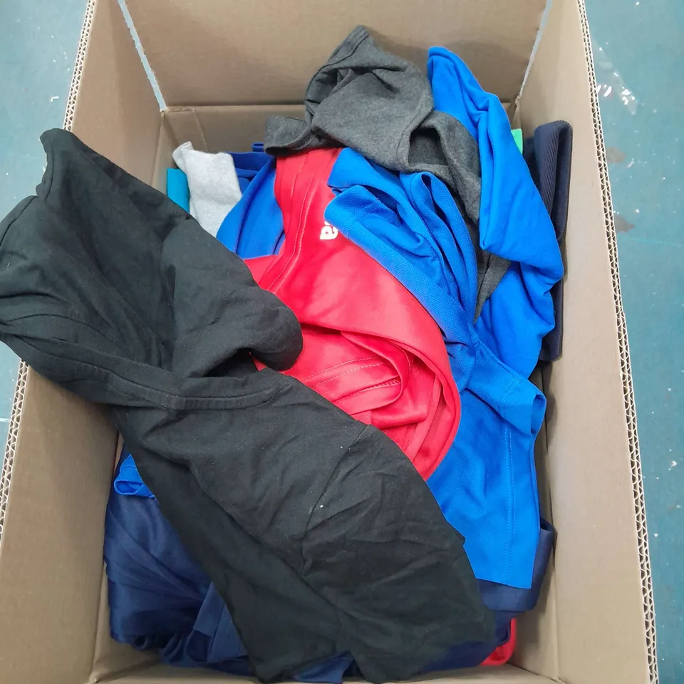 LOT OF APPROX 20 CLOTHING ITEMS , TO INCLUDE FRUIT OF THE LOOM TOPS , GILDAN T-SHIRTS , ETC