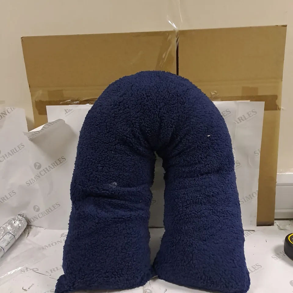 BOXED V SHAPED BLUE FLUFFY PILLOW