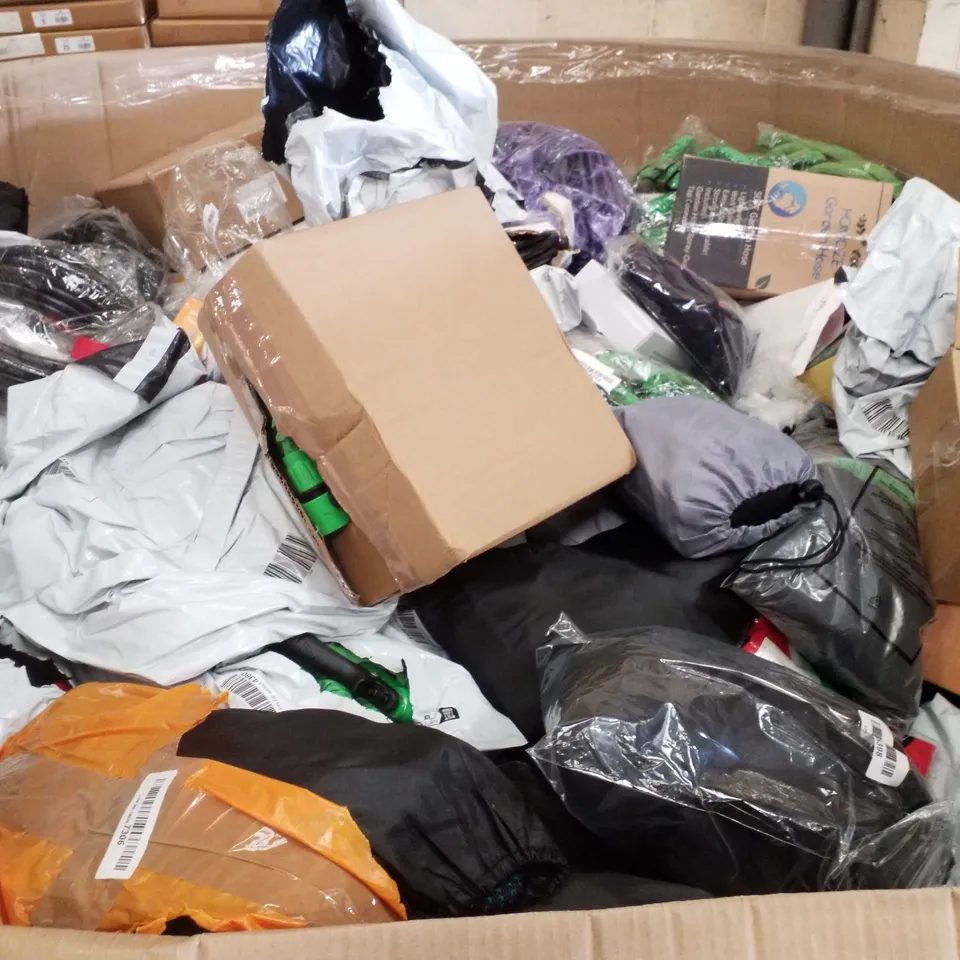 PALLET CONTAINING ASSORTED GARDEN HOSES & INFLATABLES 