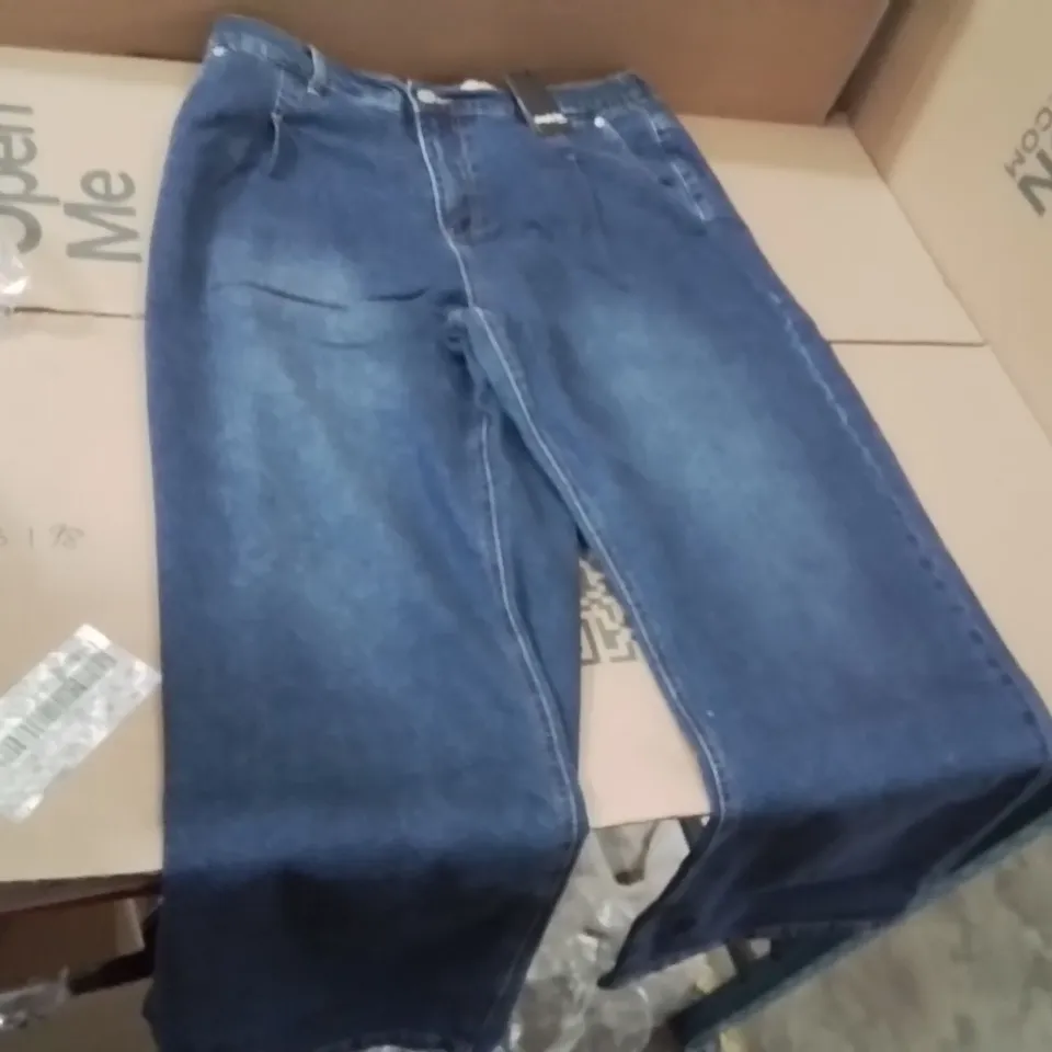 BOXED BRAND NEW APPROXIMATELY 10 PLEAT DETAIL JEANS MID BLUE SIZE 16R