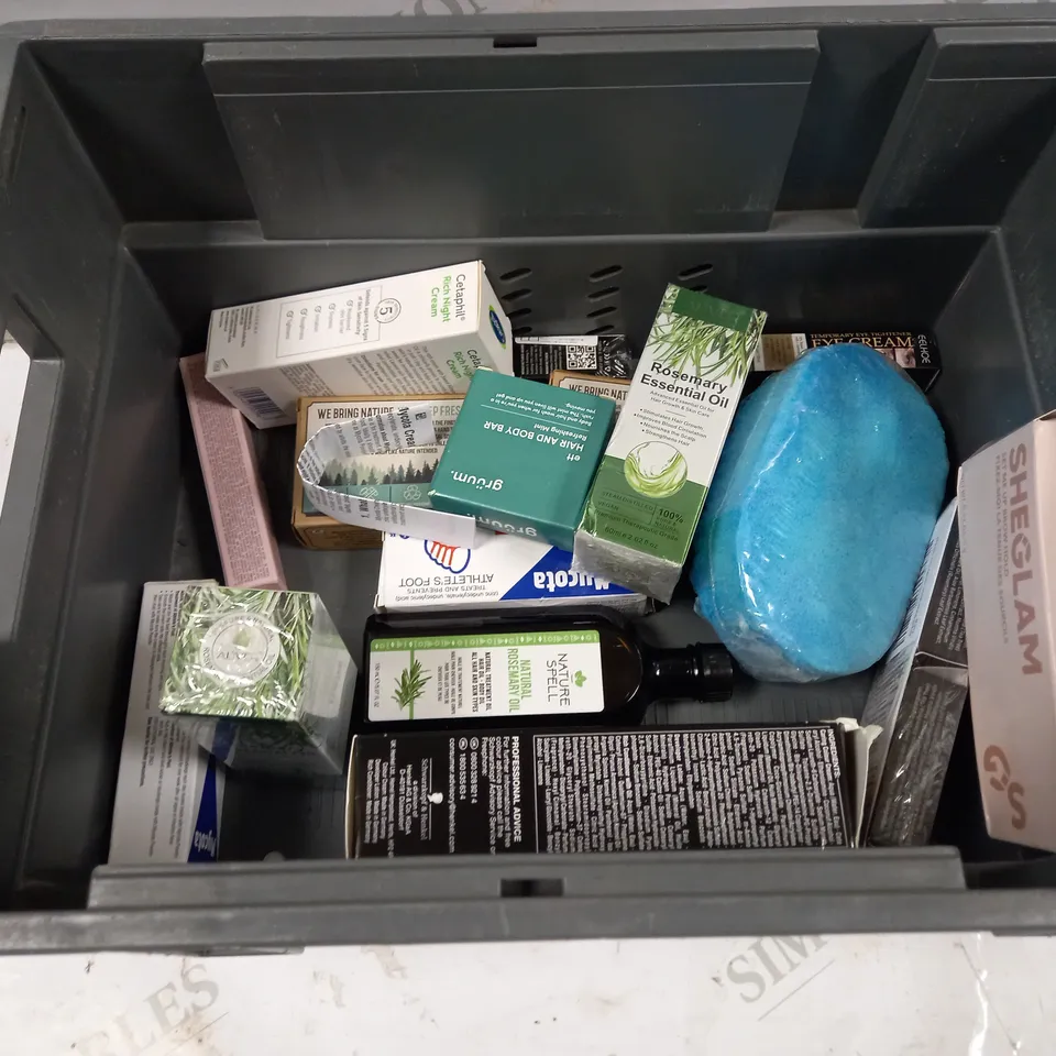 LOT OF APPROXIMATELY 16 COSMETICS ITEMS TO INCLUDE NATURE SPELL NATURAL ROSEMARY OIL, SHEGLAM SET ME UP BROW HOLD, SCHWARZKOPF CHOCOLATE BROWN DYE, ETC