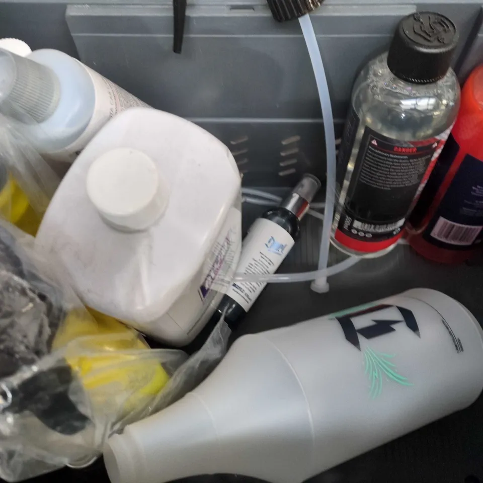 BOX OF ASSORTED ITEMS TO INCLUDE SATIN INTERIOR DETAILER AND CAR CLEANING SOLUTION 